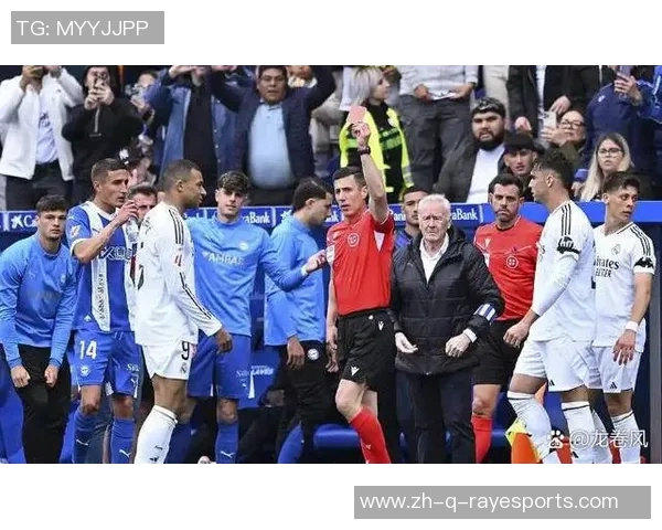 足球巨星比赛中意外扭伤脚踝引发球迷担忧未来赛程表现